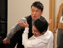 スキージャンプを疑似体験する、ますだおかだ増田（左）。(c)HBC