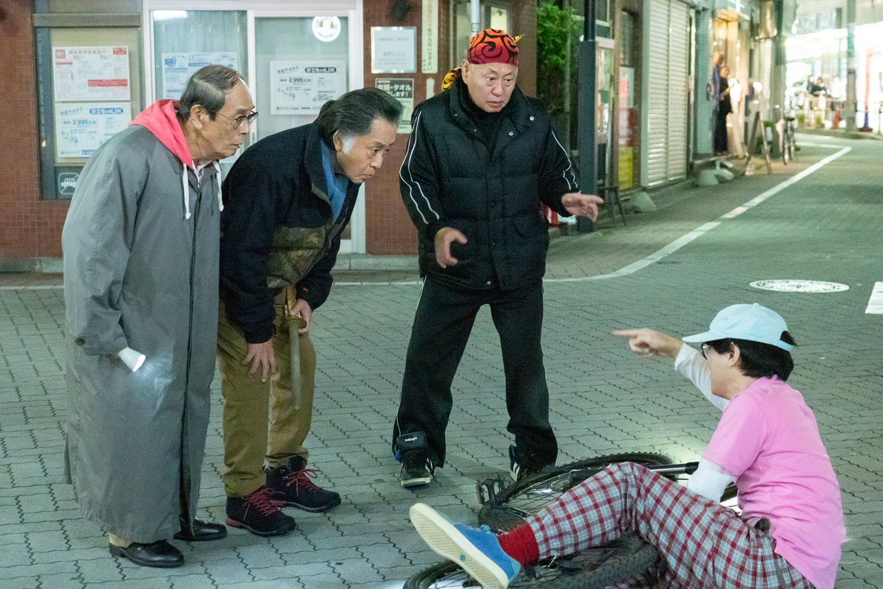 “三匹のおっさん”と共演するにゃんこスター・スーパー3助（右）。(c)テレビ東京