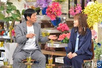 （左から）明石家さんま、川栄李奈。