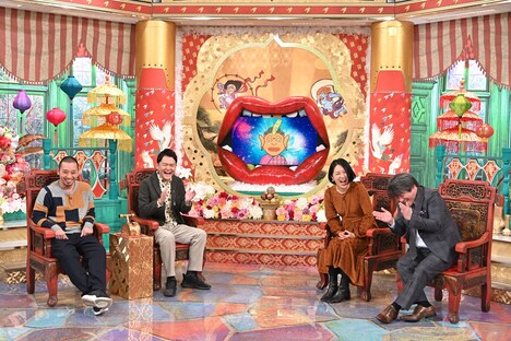 （左から）千鳥、犬山紙子、宮崎哲弥。(c)ABC