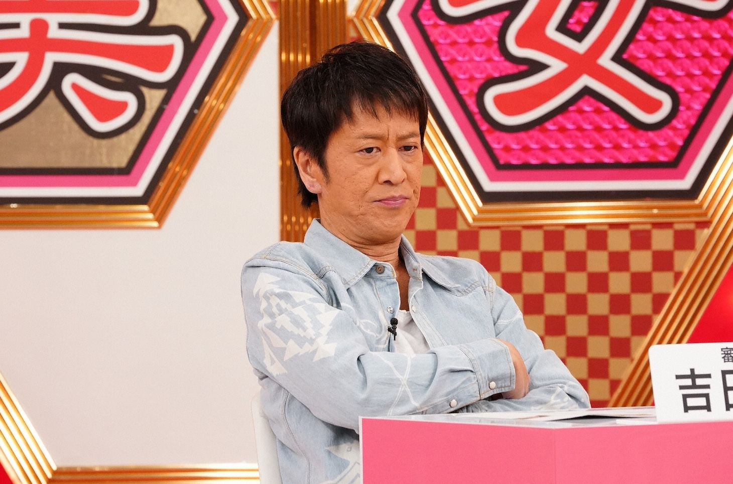 「村上マヨネーズのツッコませて頂きます！」内の特別企画「第1回ストリートミュージシャン恋歌グランプリ」にて審査員を務めるブラックマヨネーズ吉田。(c)関西テレビ