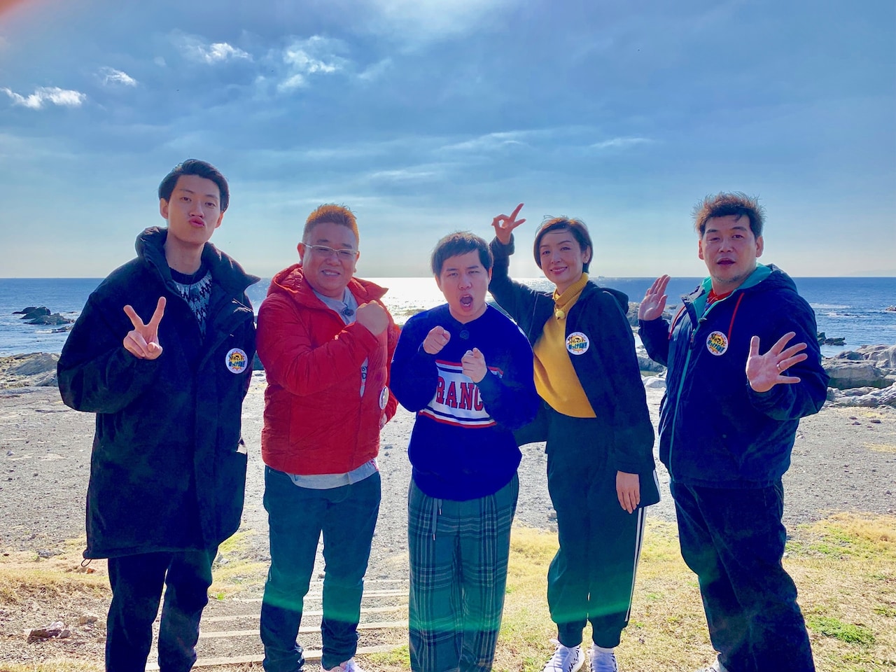 「帰れマンデー見っけ隊!! 3時間スペシャル」内の新企画に出演する（左から）霜降り明星・粗品、サンドウィッチマン伊達、霜降り明星せいや、草刈民代、サンドウィッチマン富澤。(c)テレビ朝日