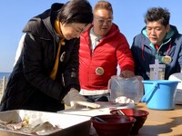 （左から）草刈民代、サンドウィッチマン。(c)テレビ朝日