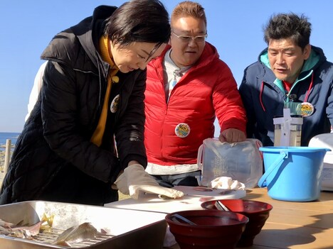 （左から）草刈民代、サンドウィッチマン。(c)テレビ朝日