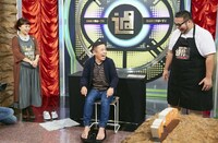 エクササイズグッズを体験するナインティナイン岡村（中央）。(c)ABC