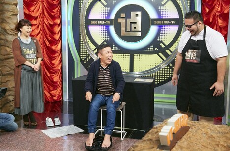 エクササイズグッズを体験するナインティナイン岡村（中央）。(c)ABC