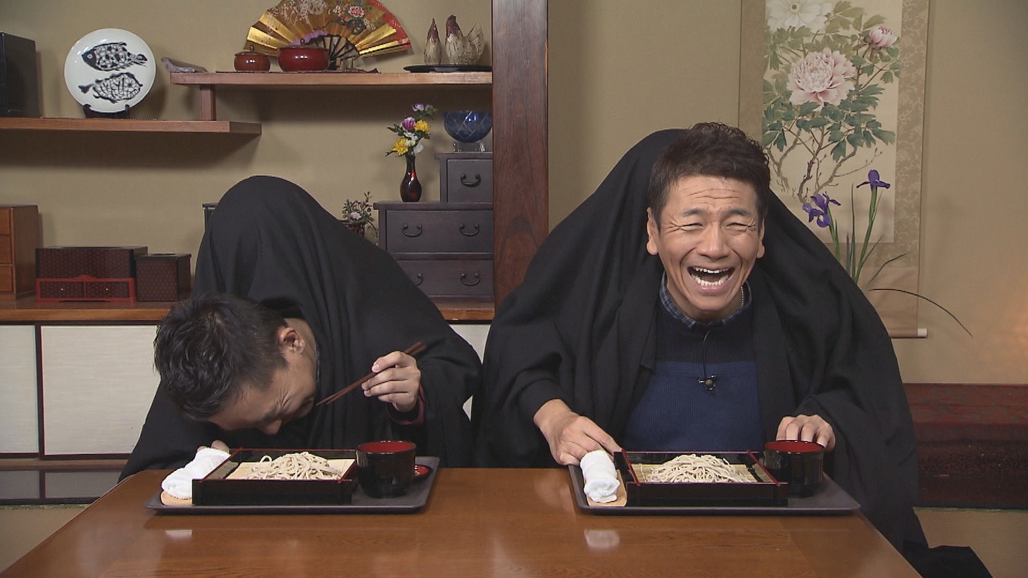 「二人羽織早食い蕎麦」に臨む（手前左から）爆笑問題・太田、くりぃむしちゅー上田。(c)中京テレビ