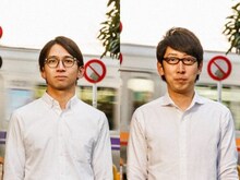 左からどきどきキャンプ佐藤、ダーリンハニー吉川。