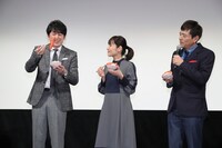 左から博多大吉、富田靖子、博多華丸。