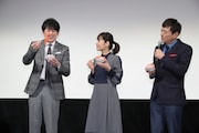 左から博多大吉、富田靖子、博多華丸。