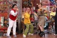 左からYes!アキト、青山テルマ、藤田ニコル。(c)日本テレビ