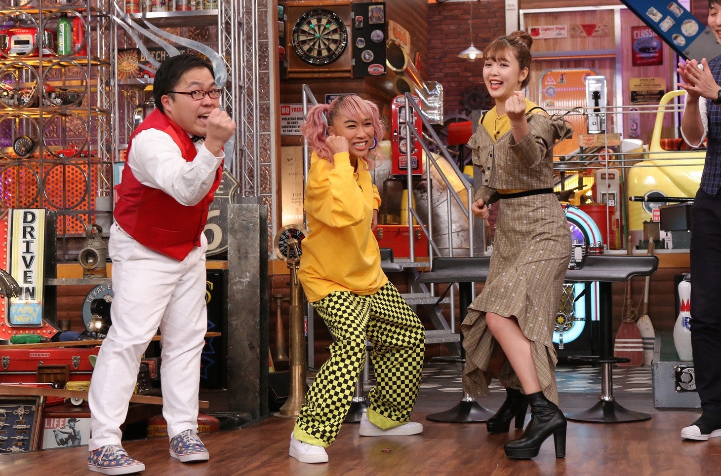 左からYes!アキト、青山テルマ、藤田ニコル。(c)日本テレビ