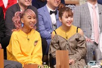 左から青山テルマ、藤田ニコル。(c)日本テレビ