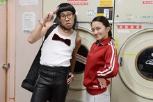 （左から）ひょっこりはん、岡田結実。(c)テレビ朝日