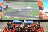 レース対決に臨む千鳥。