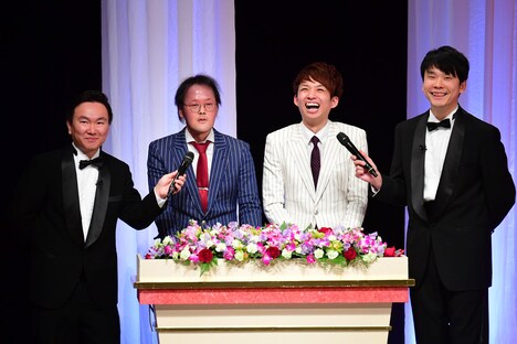 ブサイク1位のアインシュタイン稲田（左から2人目）、男前1位のアインシュタイン河井（左から3人目）。