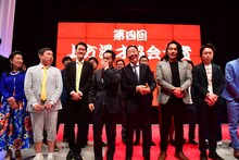 「第四回上方漫才協会大賞」後の囲み取材に応じた中田カウス・ボタンら。