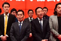 「第四回上方漫才協会大賞」後の囲み取材の様子。