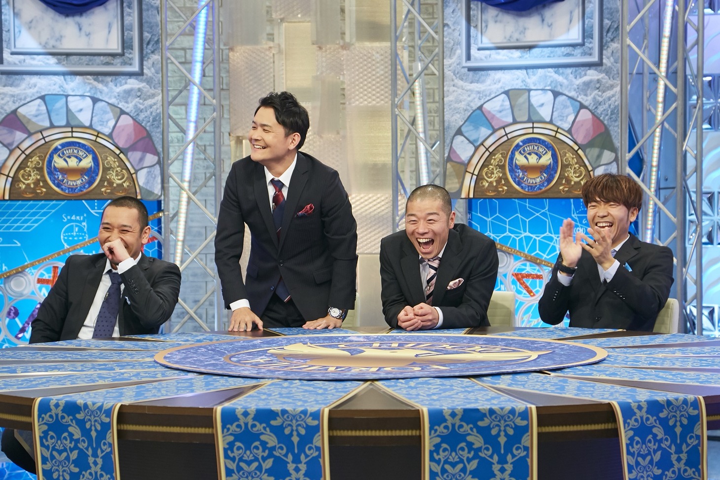 「おもしろ算数バラエティ ちどり式」に出演する（左から）千鳥、アキナ。(c)ABC
