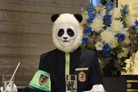 顔を隠した千鳥ノブ。(c)日本テレビ