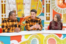 衣装が被っているマテンロウ・アントニー（左）とJOY（中央）。(c)MBS