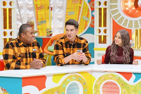 衣装が被っているマテンロウ・アントニー（左）とJOY（中央）。(c)MBS