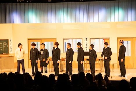 「名門！モウカリマッカー学園～西梅田校新聞部～」のワンシーン。(c)テレビ大阪