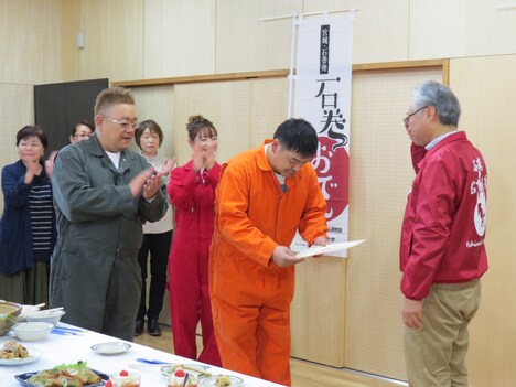 サンドウィッチマンが「石巻おでん大使」に任命された様子。(c)TBC東北放送