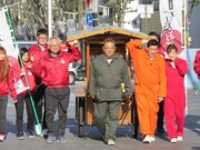 静岡で石巻おでんをPRするサンドウィッチマンら。(c)TBC東北放送