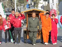 静岡で石巻おでんをPRするサンドウィッチマンら。(c)TBC東北放送