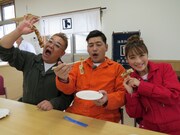 「サンドのこれが東北魂だ ニッポン全国！アツいぜ！おでん 三陸・石巻より愛をこめて」に出演する（左から）サンドウィッチマン、鈴木奈々。(c)TBC東北放送