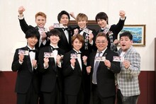 「10万円でできるかな 2時間スペシャル」に出演するサンドウィッチマン（前列右）とKis-My-Ft2。(c)テレビ朝日
