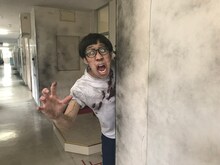 映画「がっこうぐらし！」撮影現場での、ひょっこりはん。