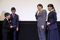 子役の2人が博多華丸と富田靖子に手紙を読む。