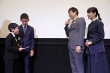 子役の2人が博多華丸と富田靖子に手紙を読む。