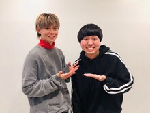 「ラジナタ！」金曜日担当のカイ（左）とゲストのジェラードンかみちぃ（右）。