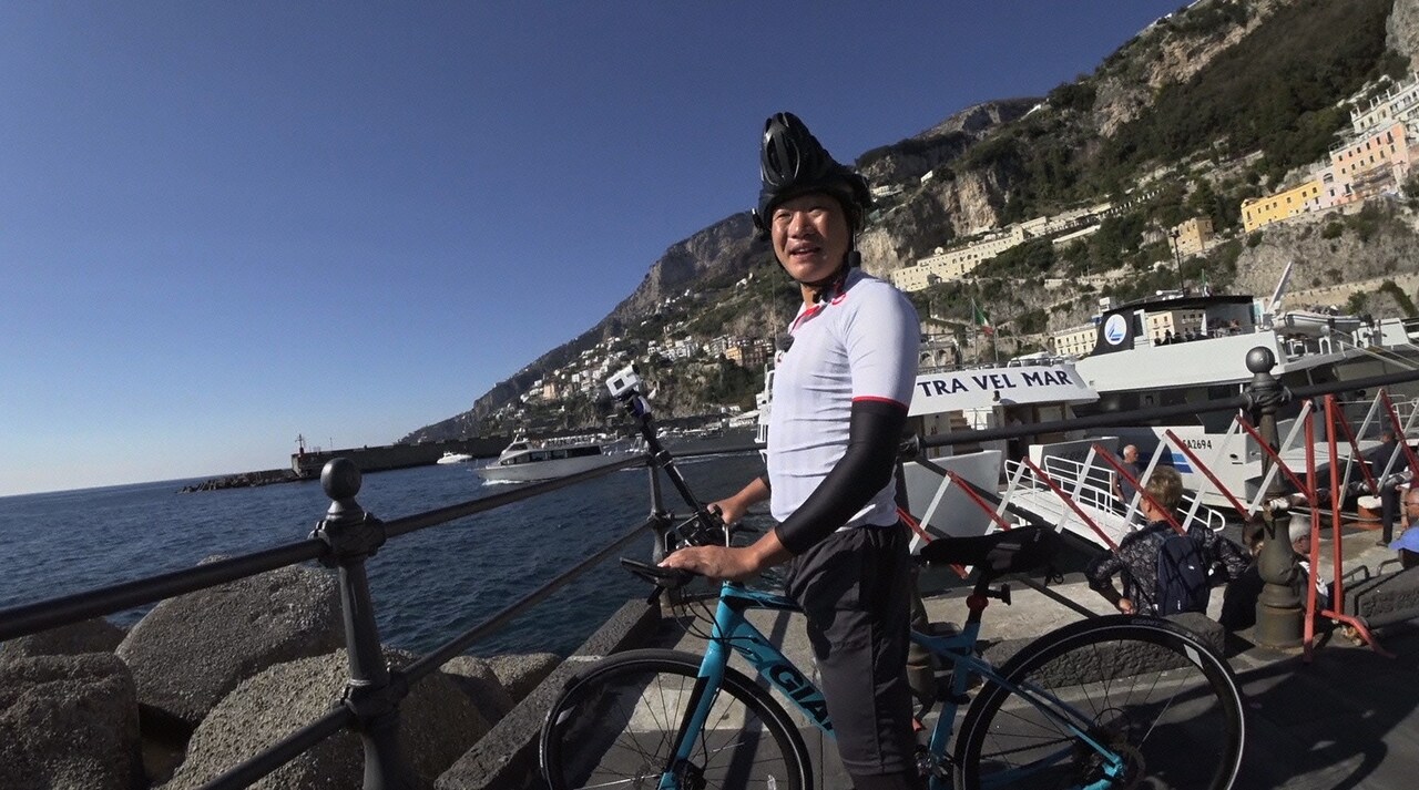 みやぞんが自転車でイタリア縦断に挑戦、最後は火山をバックに演奏