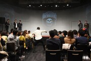 「ヒュイゴー」と言いながら会場に現れたジョイマン高木。