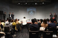 「ヒュイゴー」と言いながら会場に現れたジョイマン高木。