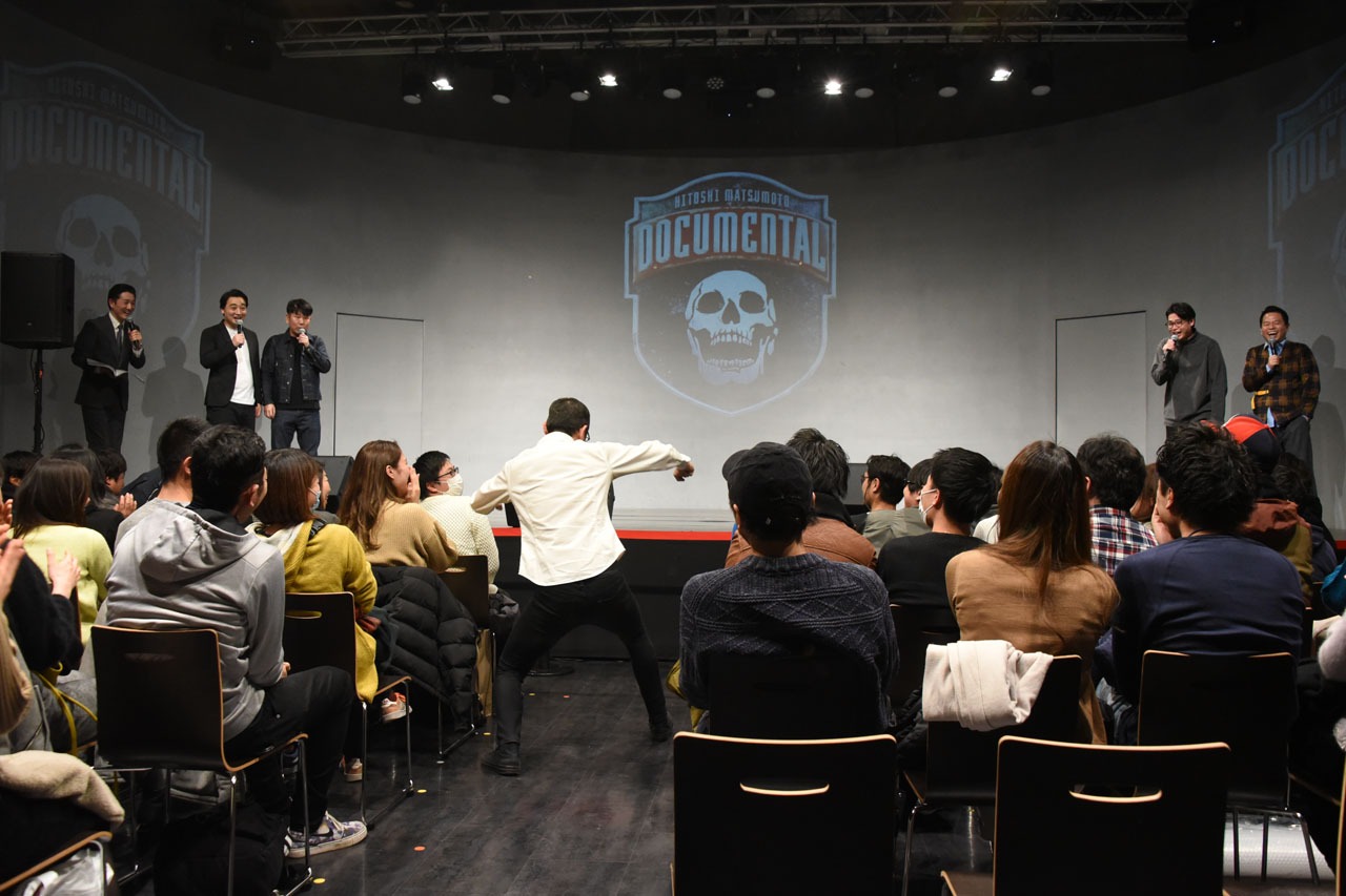 「ヒュイゴー」と言いながら会場に現れたジョイマン高木。