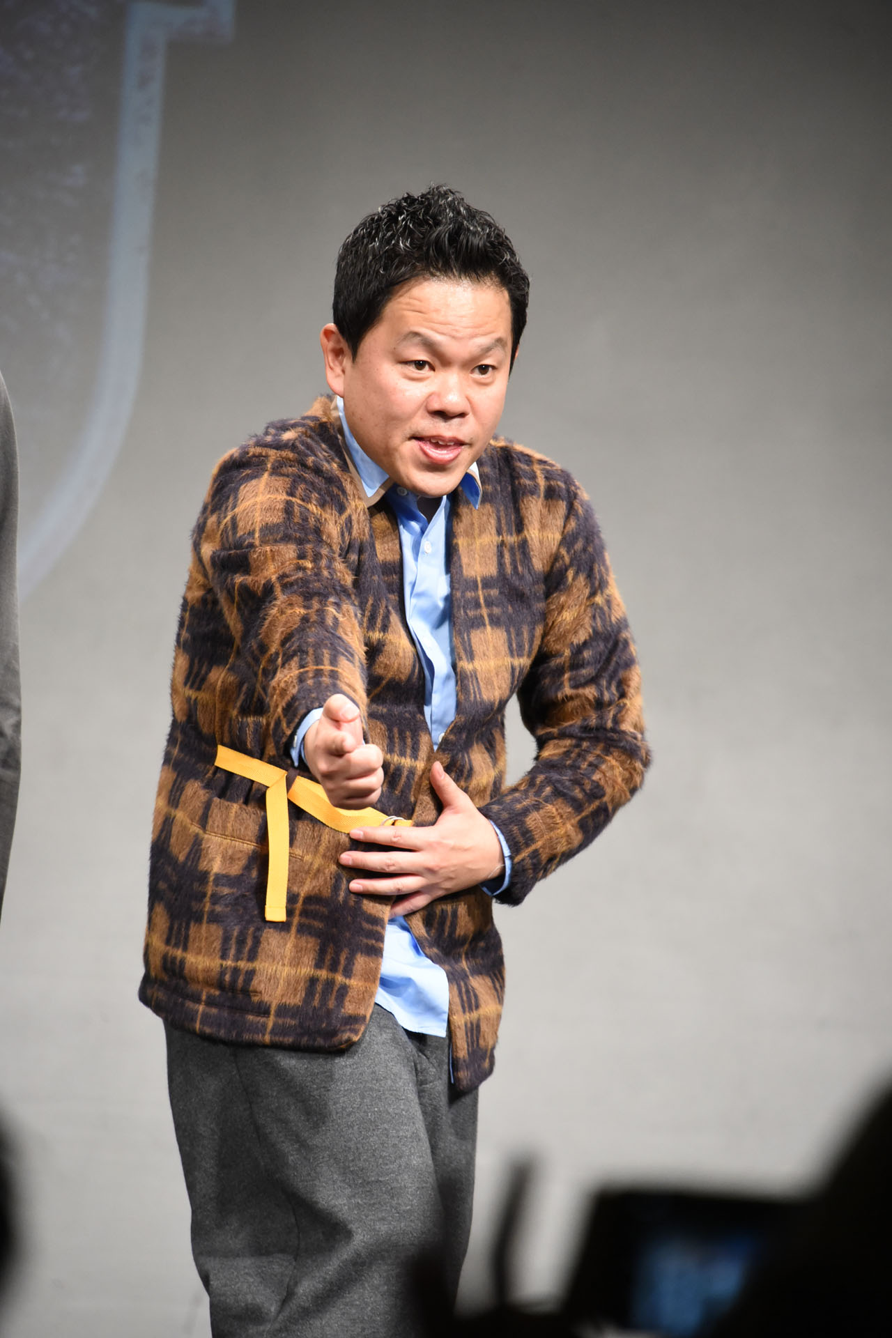 来場者にすーを差し上げるダイアン津田。