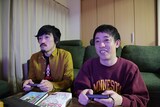 ゲームで遊ぶ榎屋克優、さらば青春の光・森田。（左から）（撮影：川口宗道）