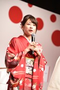 当選番号を確認する立会人を務めた加藤綾子。