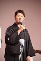 抽せん人を務めたオートバイレースライダーの高橋巧。