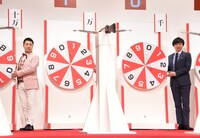 「2019年用年賀 お年玉くじ抽せん会」の抽せん人として矢を放った和牛。