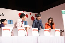 子供の抽せんボックスも混ぜてやる和牛・川西。