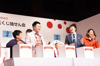 「送る人にも福来たるキャンペーン」抽せんの様子。