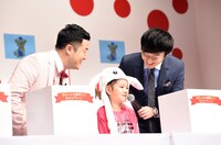 「送る人にも福来たるキャンペーン」の抽せんに参加した子供に感想を聞く和牛。