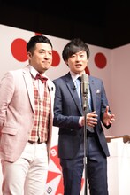 漫才を披露する和牛。