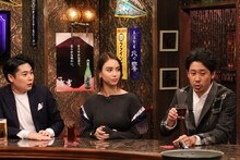 「有吉弘行のダレトク!?」の「スナック有吉」に出演する（左から）平成ノブシコブシ吉村、滝沢カレン、大泉洋。(c)関西テレビ